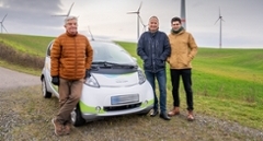 Rechts im Bild: Aufsichtsratsvorsitzender Hans-Jürgen Weidt und Mitgründer Sebastian Kupfer von der Energiegenossenschaft Helmetal