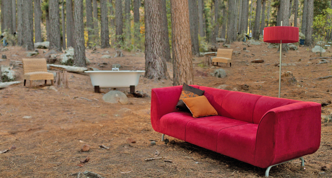Symbolbild für energieeffizientes Bauen: Möbel im Wald