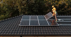Arbeit auf Dach mit Solarpanels