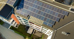 Symbolbild für Wärmenetze: Photovoltaik-Anlage auf Hausdach