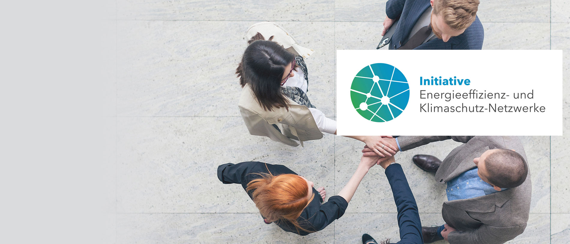 Gruppe von Geschäftsleuten beim Händeschütteln; darüber: Logo Initiative Energieeffizienz- und Klimaschutz-Netzwerke