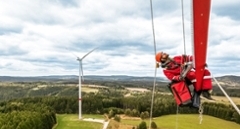 Techniker vor Windkraftanlage symbolisiert Erneuerbare Energie mit Wind