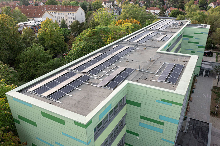 Solaranlage auf Schule als Beispiel für Mitmachen beim Energiewechsel in der Kommune