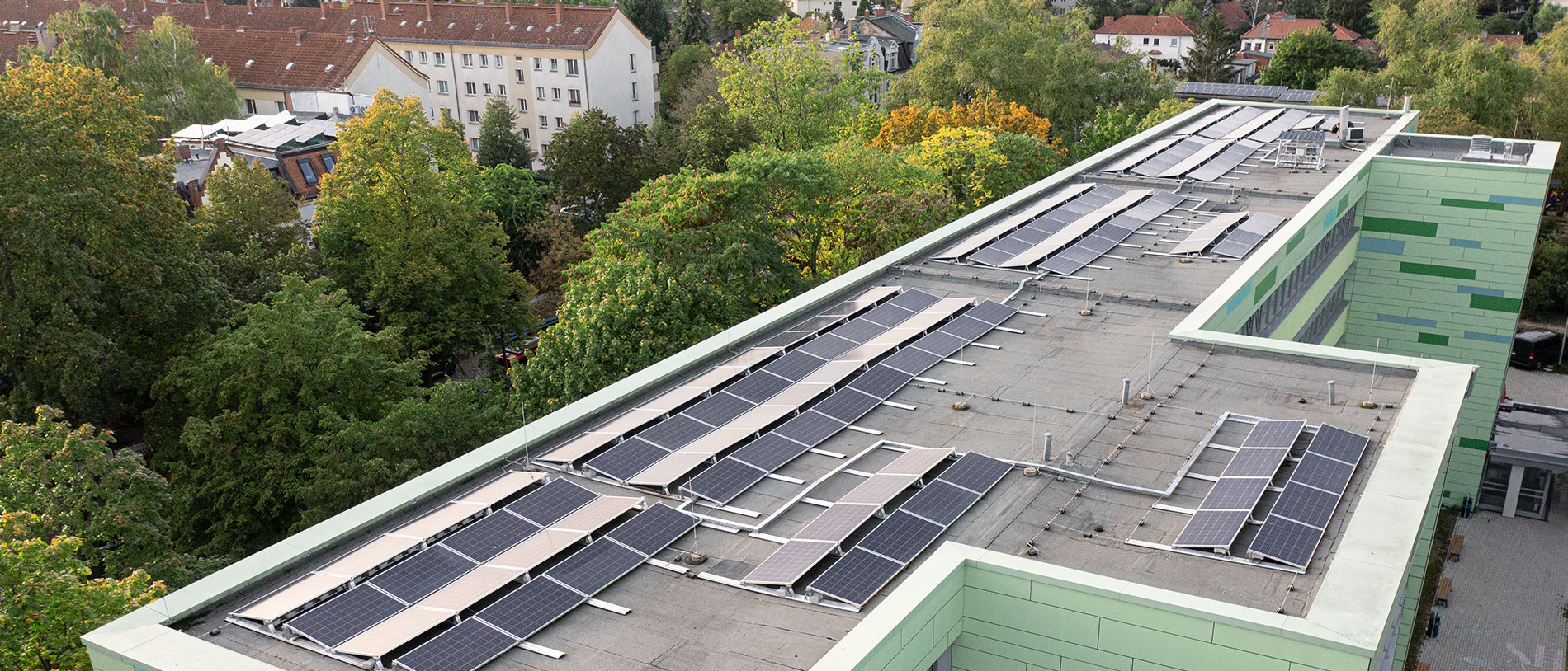 Ansicht eines kleinen  Dorfes in Deutschland mit vielen Solaranlagen auf Dächern