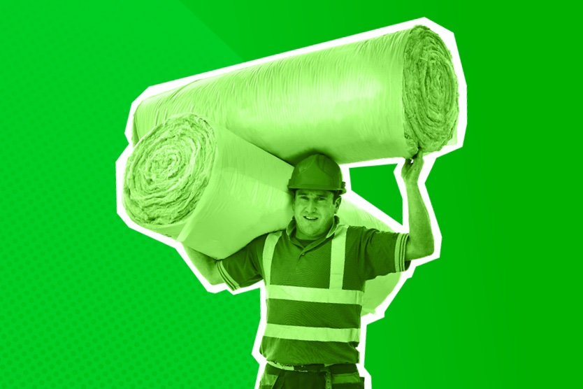 Arbeiter trägt Dämmwolle, Bild ist grünlich eingefärbt
