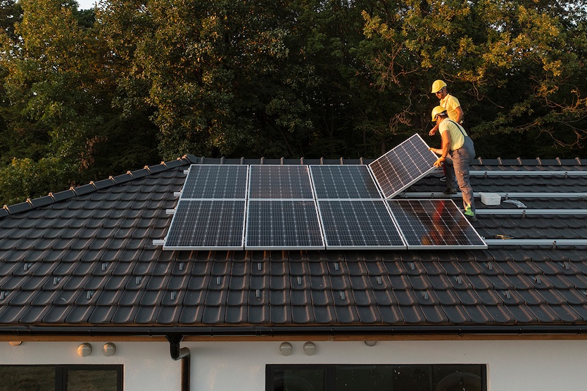 Arbeit auf Dach mit Solarpanels
