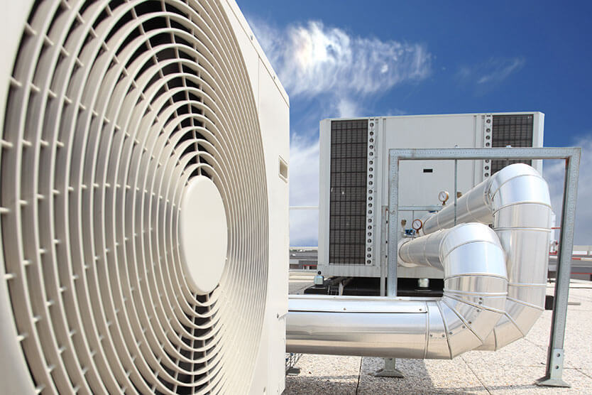 Klimaanlage auf dem Dach: Durch effiziente Klimaanlagen und Lüftungsanlagen Energiekosten sparen