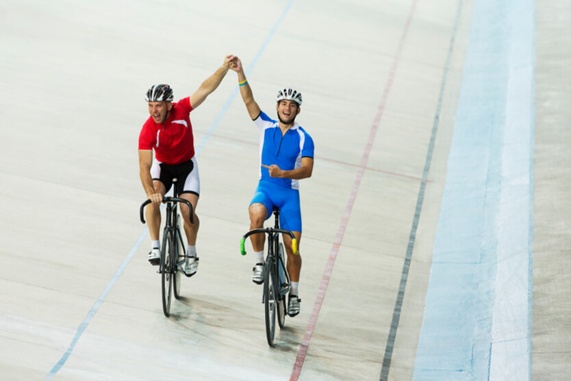 Zwei Rennradsportler glücklich über ihren Erfolg 