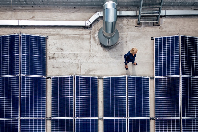 Dach mit Solarpanels symbolisiert Erneuerbare Energie mit Photovoltaik