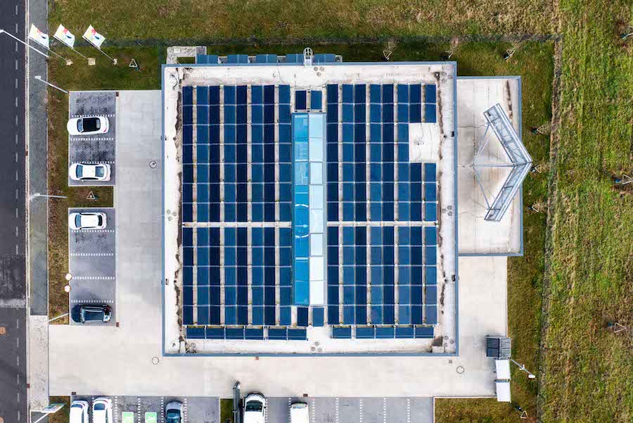 Josef-Küpper-Haus aus der Vogelperspektive mit Solaranlagen auf dem Dach