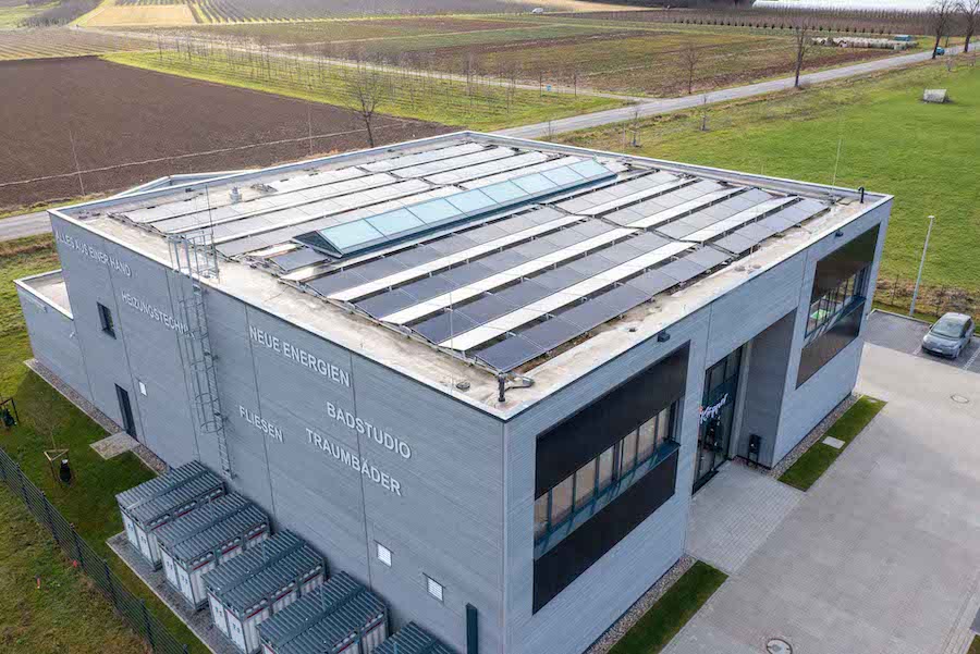 Josef-Küpper-Haus aus der Vogelperspektive mit Solaranlagen auf dem Dach