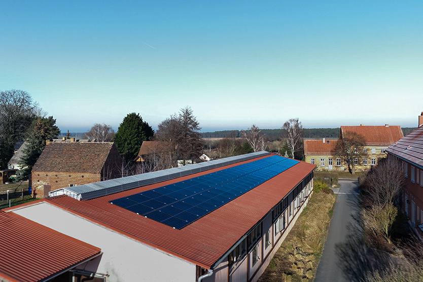 Stall-Dachflächen mit Photovoltaik-Modulen