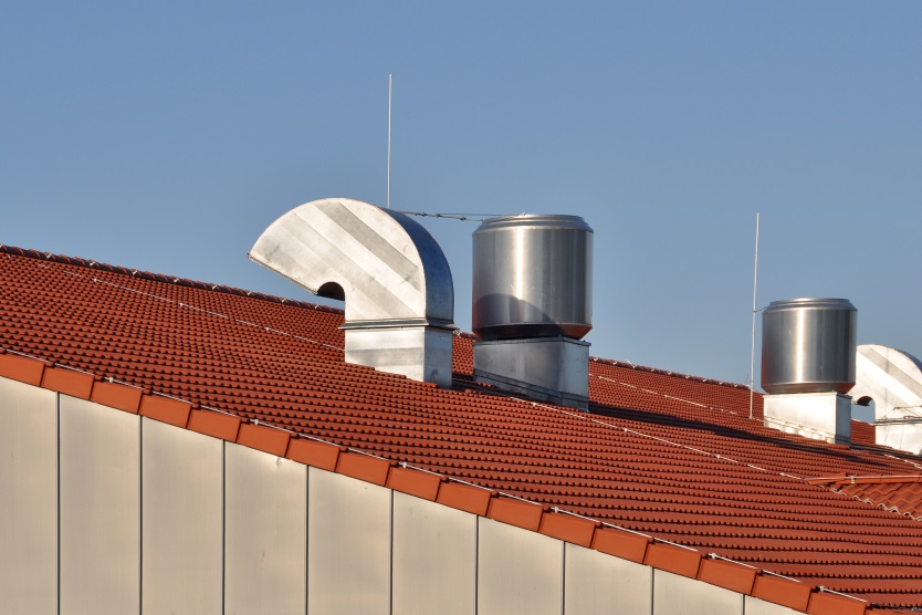 Lüftungsanlage auf einem Hausdach